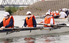 レガッタを体験する両荘中学校の生徒たち=加古川市立漕艇センター前の加古川 レガッタを体験する両荘中学校の生徒たち=加古川市立漕艇センター前の加古川