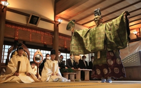厳かな雰囲気の中で執り行われたお面かけ神事=高砂神社 厳かな雰囲気の中で執り行われたお面かけ神事=高砂神社