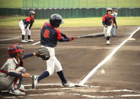 自慢の打撃で初回から4得点の猛攻を見せた明石ボーイズJrの打線=日岡山公園野球場 自慢の打撃で初回から4得点の猛攻を見せた明石ボーイズJrの打線=日岡山公園野球場