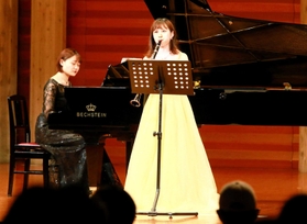 クラリネットの演奏を披露する出演者=加古川ウェルネスパークのアラベスクホール クラリネットの演奏を披露する出演者=加古川ウェルネスパークのアラベスクホール