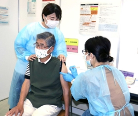 新型コロナウイルスワクチンの4回目接種を受ける市民=加古川市民会館 新型コロナウイルスワクチンの4回目接種を受ける市民=加古川市民会館
