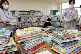 子どもたちが絵本を探しやすいよう、本を整理する図書室応援隊のメンバー=高砂市米田町米田 子どもたちが絵本を探しやすいよう、本を整理する図書室応援隊のメンバー=高砂市米田町米田