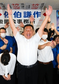 万歳して初当選を喜ぶ佐伯謙作氏=播磨町西野添3(撮影・笠原次郎) 万歳して初当選を喜ぶ佐伯謙作氏=播磨町西野添3(撮影・笠原次郎)