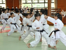加古川武道祭で空手の技を披露する子どもたち=市立武道館 加古川武道祭で空手の技を披露する子どもたち=市立武道館