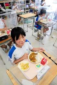 神戸ビーフを使ったカレーライスを食べ、笑顔を見せる児童=北浜小学校 神戸ビーフを使ったカレーライスを食べ、笑顔を見せる児童=北浜小学校
