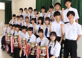 Nコン県大会で5大会連続の総合優勝を果たした東播磨高校放送部員たち=東播磨高校 Nコン県大会で5大会連続の総合優勝を果たした東播磨高校放送部員たち=東播磨高校