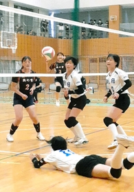 気持ちのこもったレシーブを見せる別府の選手=加東市河高 気持ちのこもったレシーブを見せる別府の選手=加東市河高