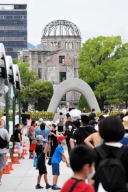 原爆慰霊碑に祈りをささげるため並ぶ人たち=広島市中区、平和記念公園 原爆慰霊碑に祈りをささげるため並ぶ人たち=広島市中区、平和記念公園
