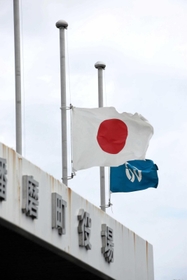 国葬の開催に合わせて半旗で掲げられた国旗と町旗=播磨町東本荘1、播磨町役場 国葬の開催に合わせて半旗で掲げられた国旗と町旗=播磨町東本荘1、播磨町役場