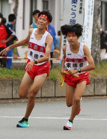 男子・東播磨2区小林奏登選手(左)からたすきを受ける3区貞平春陽選手=西脇市総合市民センター 男子・東播磨2区小林奏登選手(左)からたすきを受ける3区貞平春陽選手=西脇市総合市民センター