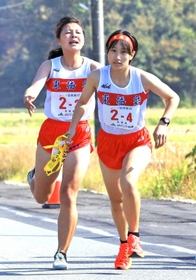 女子・東播磨の3区河野愛優花選手(左)からたすきを受け取る4区長野亜美選手=丹波篠山市内(撮影・鈴木雅之) 女子・東播磨の3区河野愛優花選手(左)からたすきを受け取る4区長野亜美選手=丹波篠山市内(撮影・鈴木雅之)