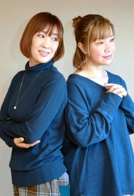 2作目のミニアルバムを発表し、全国ツアーも予定するこじまいづみさん(右)とおのまきこさん=加古川市内 2作目のミニアルバムを発表し、全国ツアーも予定するこじまいづみさん(右)とおのまきこさん=加古川市内