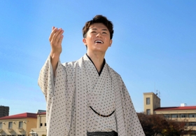 「二山しょう」の名で、笑いと演歌で観客を楽しませる芸人を目指す=神戸市中央区 「二山しょう」の名で、笑いと演歌で観客を楽しませる芸人を目指す=神戸市中央区