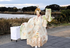 いなみ野ため池ミュージアム20周年記念事業の一環として、寺田池のほとりで披露された能楽師による謡=2022年11月、加古川市平岡町新在家 いなみ野ため池ミュージアム20周年記念事業の一環として、寺田池のほとりで披露された能楽師による謡=2022年11月、加古川市平岡町新在家
