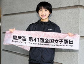 優勝チームに贈られるゴールテープを手に、笑顔を見せる塚本夕藍選手=大阪府摂津市正雀、大阪薫英女学院高 優勝チームに贈られるゴールテープを手に、笑顔を見せる塚本夕藍選手=大阪府摂津市正雀、大阪薫英女学院高