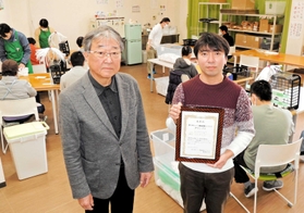 「農福連携コンテスト」グランプリ受賞を喜ぶ嶋谷拓雄さん(手前左)やスタッフら=加古川市米田町平津 「農福連携コンテスト」グランプリ受賞を喜ぶ嶋谷拓雄さん(手前左)やスタッフら=加古川市米田町平津