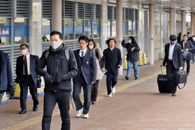 通勤時間帯のJR加古川駅前。従来から屋外では原則マスク不要だが、13日の緩和後も外す人はまばらだった=加古川市加古川町篠原町 通勤時間帯のJR加古川駅前。従来から屋外では原則マスク不要だが、13日の緩和後も外す人はまばらだった=加古川市加古川町篠原町