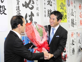 3選を決め、支援者から花束を受け取る岡毅氏=播磨町南野添3 3選を決め、支援者から花束を受け取る岡毅氏=播磨町南野添3
