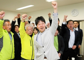 当選を決めて喜ぶ維新新人の竹内基就氏(中央)=加古川市加古川町平野(撮影・笠原次郎) 当選を決めて喜ぶ維新新人の竹内基就氏(中央)=加古川市加古川町平野(撮影・笠原次郎)