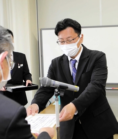 当選証書を受け取る新議員=播磨町役場 当選証書を受け取る新議員=播磨町役場
