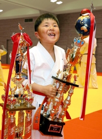 小学校入学前に空手の全国大会で2度優勝した伏野琥珀君=高砂市米田町島、高砂市総合体育館 小学校入学前に空手の全国大会で2度優勝した伏野琥珀君=高砂市米田町島、高砂市総合体育館