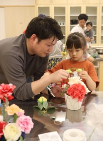 5月の「パパラボ」の様子。母の日に向けて、プレゼント用の花束や米粉クッキーを手作りした=加古川市平岡町新在家 5月の「パパラボ」の様子。母の日に向けて、プレゼント用の花束や米粉クッキーを手作りした=加古川市平岡町新在家