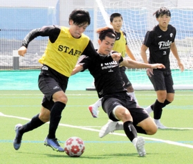 大一番に向けて練習で激しくボールを奪い合う選手たち=高砂市、伊保スポーツ広場 大一番に向けて練習で激しくボールを奪い合う選手たち=高砂市、伊保スポーツ広場