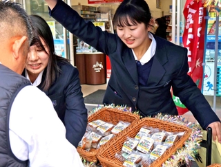 コンビニの来店客に「しあわせ麦シフォン」をアピールする県農生=加古川市平岡町新在家