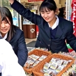 コンビニの来店客に「しあわせ麦シフォン」をアピールする県農生=加古川市平岡町新在家