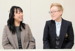 加古川市内で一緒に暮らす松井三恵さん(左)と山本婀貴子さん=同市加古川町北在家、神戸新聞東播支社