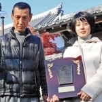 来夢号を飼育する足立敏和さん(左)=高砂市今市1