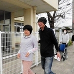 個別避難計画を基に地域で行われた植田智美さん(左)の避難訓練=稲美町内(提供)