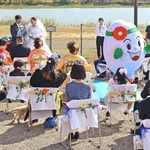 加古大池のほとりで行われた結婚式。いなっち(中央)も祝福に訪れた=稲美町加古、加古大池