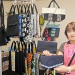 不要になった学生服を袱紗やバッグに生まれ変わらせることを発案した「さくらや」の喜多サユリさん=加古川市西神吉町宮前