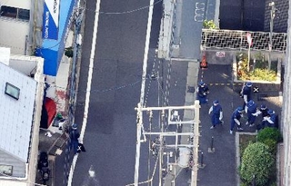 女性が切り付けられた東京都世田谷区野沢の現場付近を調べる捜査員=1日午後2時57分(共同通信社ヘリから)
