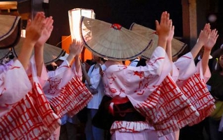 「おわら風の盆」が始まり、編みがさを目深にかぶって舞う女性たち=1日夕、富山市
