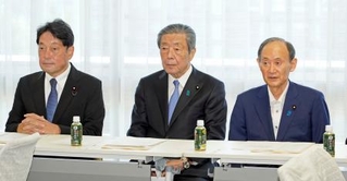 自民党の参院選総括委員会の会合に臨む森山幹事長(中央)ら=2日午前、東京・永田町の党本部