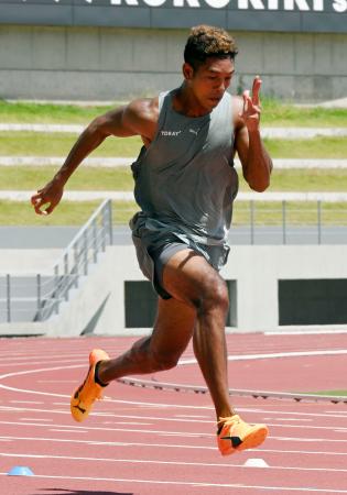 合宿で調整する陸上男子のサニブラウン・ハキーム=宮崎県都城市