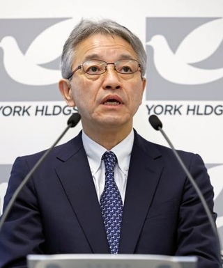 記者会見するヨークHDの石橋誠一郎社長=3日午前、東京都葛飾区