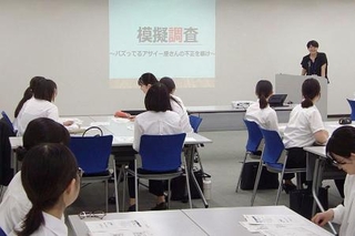 国税庁の職業体験プログラムで模擬税務調査に参加する女子大学生ら=3日午後、東京都内