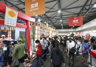 来場者でにぎわう、九州7県の魅力をPRする合同イベントの会場=3日午前、大阪市此花区の夢洲