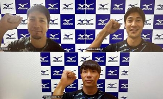 オンライン取材でポーズをとる陸上男子の飯塚翔太(右上)、ディーン元気(左上)、佐藤風雅=3日