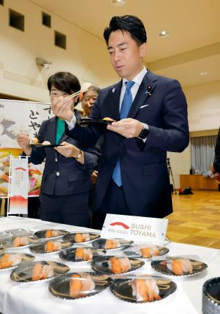 冷凍すしを試食する小泉農相=5日午前、農水省