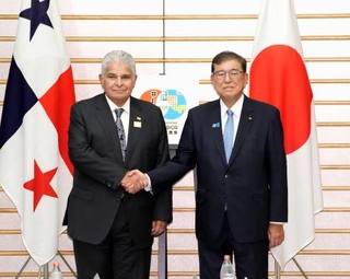 会談前に、パナマのムリノ大統領(左)と握手する石破首相=5日午前、首相官邸