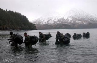 米アラスカ州で訓練する海軍特殊部隊SEALS=2003年12月(ゲッティ=共同)