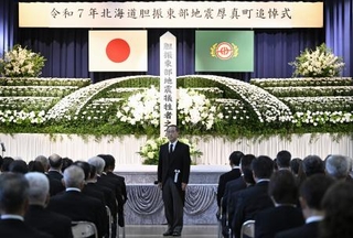 北海道胆振東部地震から7年となり、追悼式で式辞を述べた厚真町の宮坂尚市朗町長=6日午前