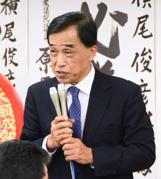 佐賀県多久市長選での落選が決まり、敗戦の弁を述べる横尾俊彦氏=7日夜、多久市