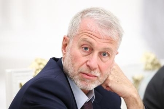 モスクワのクレムリンで文化関連の会合に出席するアブラモビッチ氏=5月(タス=共同)