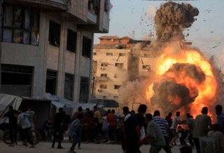 イスラエルの空爆で建物が崩壊し、身構える人々=7日、パレスチナ自治区ガザ市(ロイター=共同)