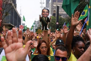 7日、ブラジル・サンパウロで抗議デモをしたボルソナロ前大統領の支持者ら(ロイター=共同)